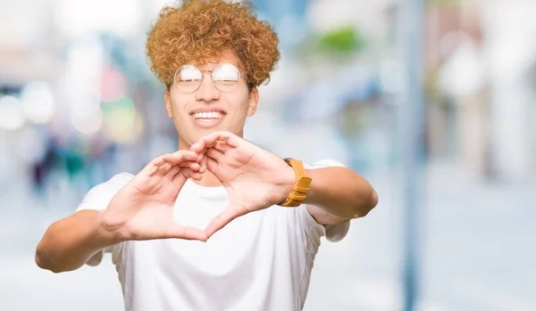 Fiatal Jóképű Férfi Afro Haj Szemüveg Mosolyogva Szerelmes Szív Szimbólum — Stock Fotó