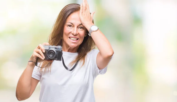 Hispanische Frau Mittleren Alters Die Fotos Mit Einer Alten Fotokamera — Stockfoto