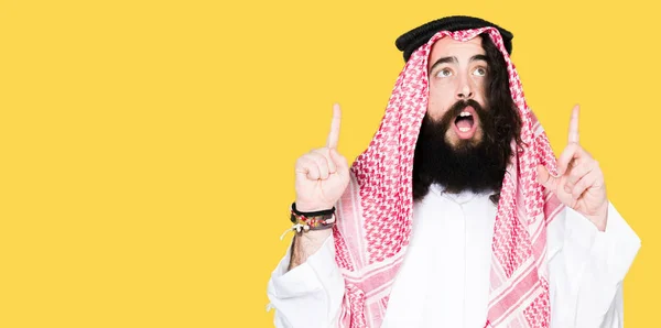Człowiek Biznesu Arabskiego Długich Włosów Noszenia Tradycyjnych Kefija Szalik Zdumiony — Zdjęcie stockowe