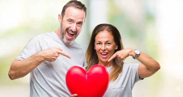 Średnim Wieku Hiszpanin Dorywczo Para Zakochanych Trzymając Czerwone Serce Białym — Zdjęcie stockowe