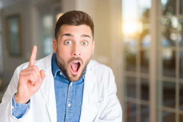 Ung Snygg Läkare Man Kliniken Pekar Finger Med Lyckad Idé — Stockfoto