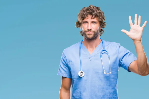 Przystojny Hiszpanin Chirurg Lekarz Mężczyzna Białym Tle Wyświetlono Skierowaną Górę — Zdjęcie stockowe
