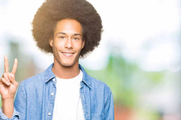 Unga Afroamerikanska Man Med Afro Hår Visar Och Pekar Uppåt — Stockfoto