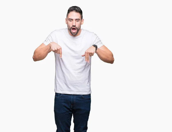 Yakışıklı Adam Izole Beyaz Üzerinde Beyaz Shirt Giyen Reklam Sürpriz — Stok fotoğraf