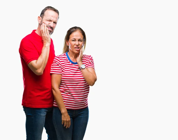 Middelbare Leeftijd Hispanic Paar Verliefd Geïsoleerde Achtergrond Mond Met Hand — Stockfoto