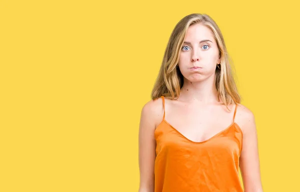 Hermosa Mujer Joven Con Camisa Naranja Sobre Fondo Aislado Hinchando —  Fotos de Stock