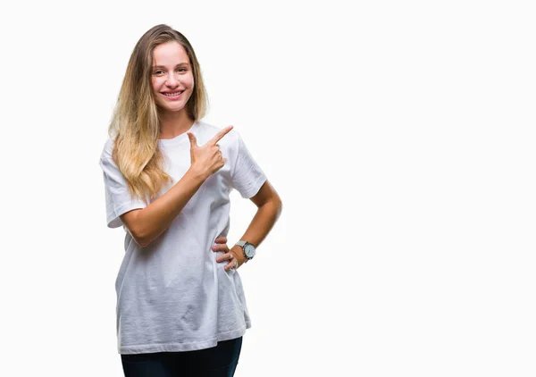 Jovem Mulher Loira Bonita Vestindo Camiseta Branca Casual Sobre Fundo — Fotografia de Stock