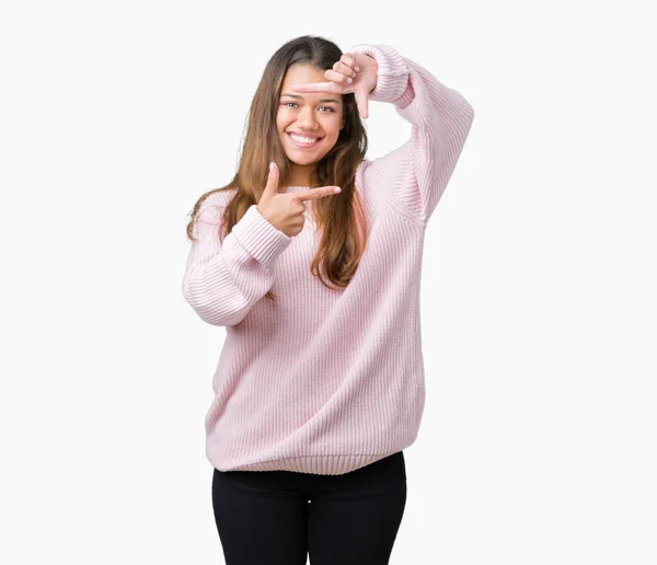 Mujer Morena Hermosa Joven Con Suéter Invierno Rosa Sobre Fondo — Foto de Stock