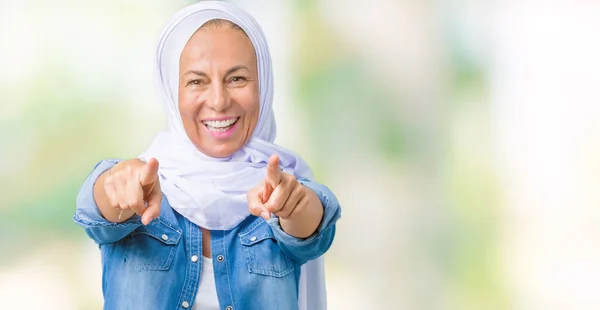 Araberin Mittleren Alters Trägt Arabischen Hijab Über Isoliertem Hintergrund Und — Stockfoto