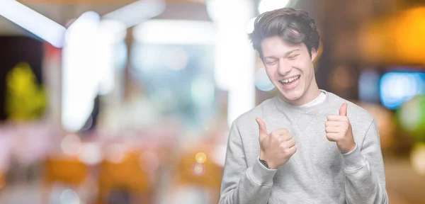 Joven Hombre Deportivo Guapo Con Sudadera Sobre Signo Éxito Fondo —  Fotos de Stock