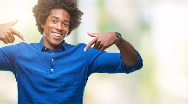 Hombre Afroamericano Sobre Fondo Aislado Mirando Confiado Con Sonrisa Cara — Foto de Stock