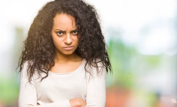 Jeune Belle Fille Aux Cheveux Bouclés Portant Pull Décontracté Sceptique — Photo