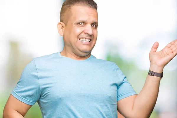 Medelåldern Arabisk Man Klädd Blå Shirt Över Isolerade Bakgrund Leende — Stockfoto