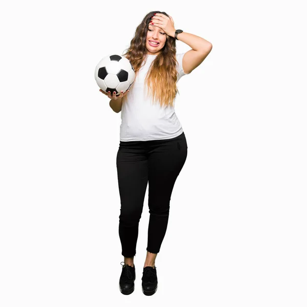 Baş Ile Vurguladı Futbol Futbol Topu Tutan Genç Yetişkin Kadın — Stok fotoğraf