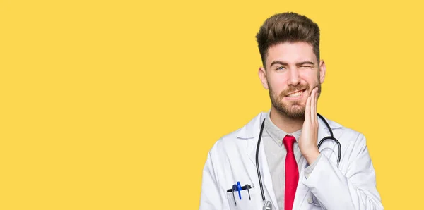 年轻英俊的医生男子穿着医疗外套触摸嘴与痛苦的表情 因为牙痛或牙齿上的牙病 牙医概念 — 图库照片