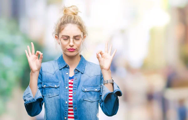 Giovane Bella Donna Bionda Che Indossa Occhiali Sfondo Isolato Rilassarsi — Foto Stock