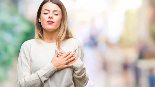 Mooie Jongedame Casual Witte Trui Geïsoleerde Achtergrond Glimlachend Met Handen — Stockfoto