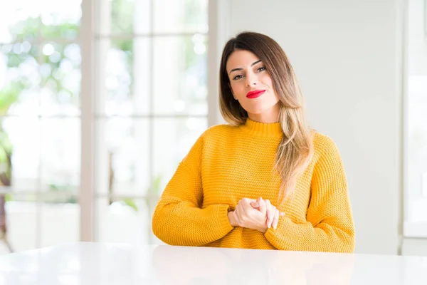 Mujer Hermosa Joven Vistiendo Suéter Invierno Casa Las Manos Juntas — Foto de Stock