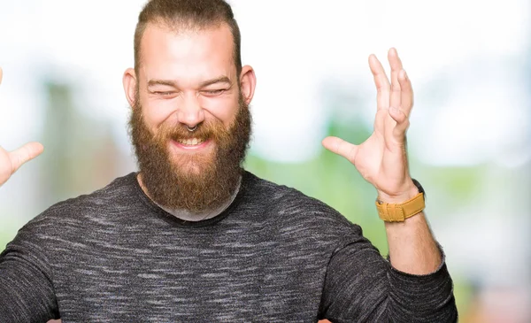 Junger Blonder Mann Lässigem Pullover Der Verrückt Und Erfolgsverrückt Mit — Stockfoto