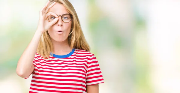 Mulher Bonita Usando Óculos Sobre Fundo Isolado Fazendo Gesto Chocado — Fotografia de Stock