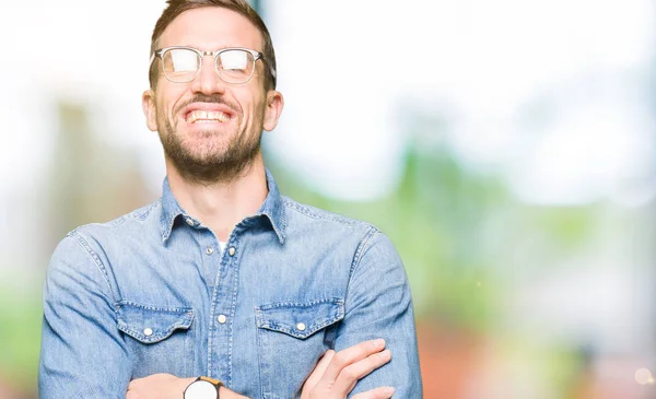 Bello Uomo Con Gli Occhiali Volto Felice Sorridente Con Braccia — Foto Stock