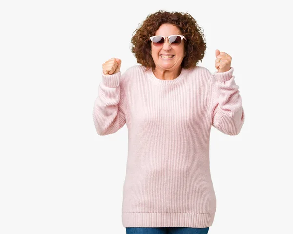 Schöne Seniorin Mittleren Alters Rosa Pullover Und Sonnenbrille Vor Isoliertem — Stockfoto