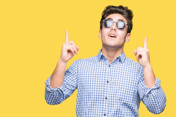 Joven Hombre Guapo Con Gafas Sol Sobre Fondo Aislado Asombrado —  Fotos de Stock