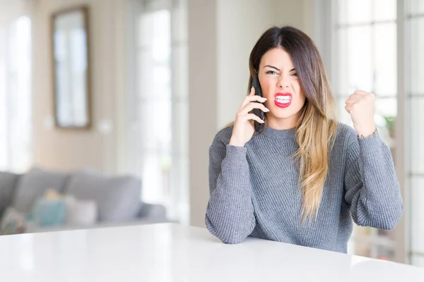 Jonge Mooie Vrouw Praten Telefoon Bij Huis Boos Gefrustreerd Schreeuwen — Stockfoto