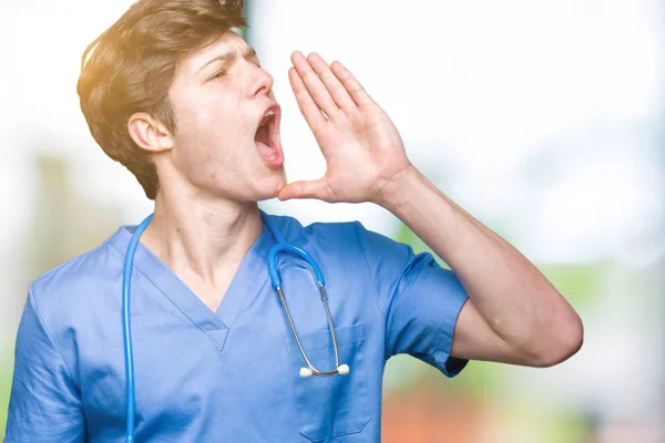 Noszenie Uniform Medyczny Białym Tle Krzycząc Krzycząc Głośno Bok Ręką — Zdjęcie stockowe