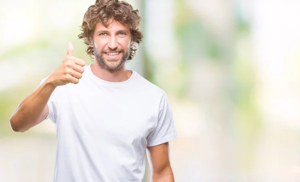 Bonito Homem Modelo Hispânico Sobre Fundo Isolado Fazendo Polegares Felizes — Fotografia de Stock