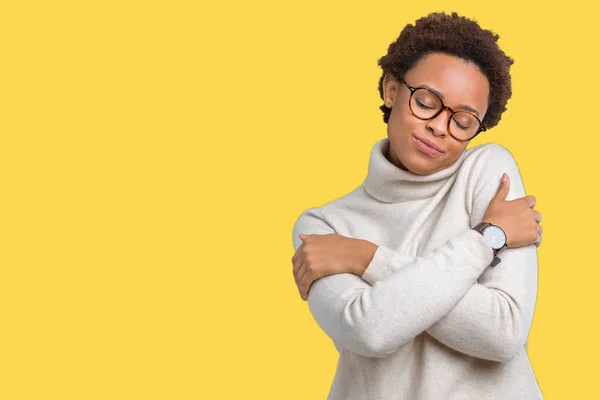 Young Beautiful African American Woman Wearing Glasses Isolated Background Hugging — Stock Photo, Image