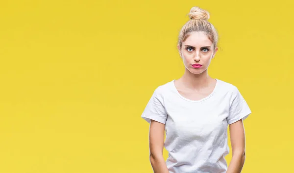 Joven Hermosa Mujer Rubia Con Camiseta Blanca Sobre Fondo Aislado —  Fotos de Stock