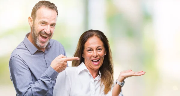 Middelbare Leeftijd Hispanic Business Paar Geïsoleerde Achtergrond Verbaasd Lachend Naar — Stockfoto