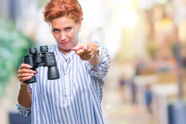 Senior Kaukasische Frau Blickt Durch Ein Fernglas Über Isolierten Hintergrund — Stockfoto