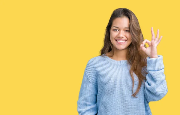 Jovem Bela Mulher Morena Vestindo Camisola Inverno Azul Sobre Fundo — Fotografia de Stock