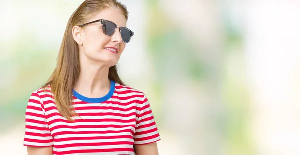 Reife Frau Mittleren Alters Mit Sonnenbrille Über Isoliertem Hintergrund Die — Stockfoto