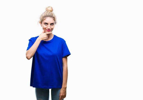 머리와 미소와 카메라에 자신감 파란색 티셔츠를 긍정적인 — 스톡 사진