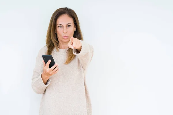 Donna Mezza Età Utilizzando Smartphone Sfondo Isolato Che Punta Con — Foto Stock