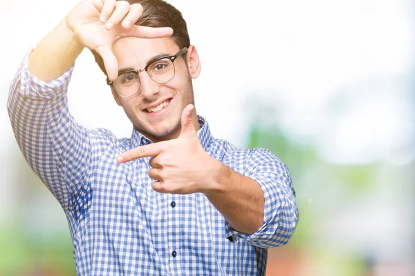 Joven Hombre Guapo Con Gafas Sobre Fondo Aislado Sonriendo Haciendo —  Fotos de Stock