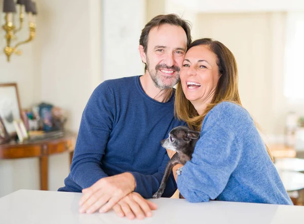 Romantische Middenleeftijd Paar Samen Thuis Zitten — Stockfoto