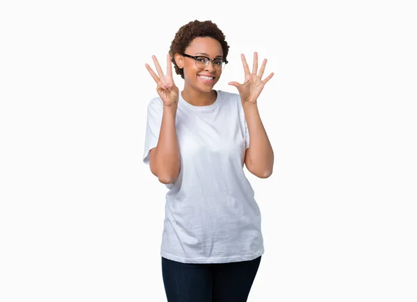 Красивая Молодая Африканская Американка Очках Изолированном Фоне Показывает Показывает Пальцами — стоковое фото