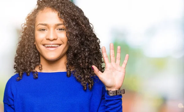 Mulher Bonita Nova Com Cabelo Encaracolado Usando Camisola Inverno Mostrando — Fotografia de Stock