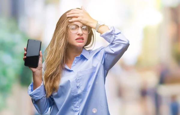 Młody Piękny Biznes Blond Kobieta Pokazano Ekran Smartphone Białym Tle — Zdjęcie stockowe