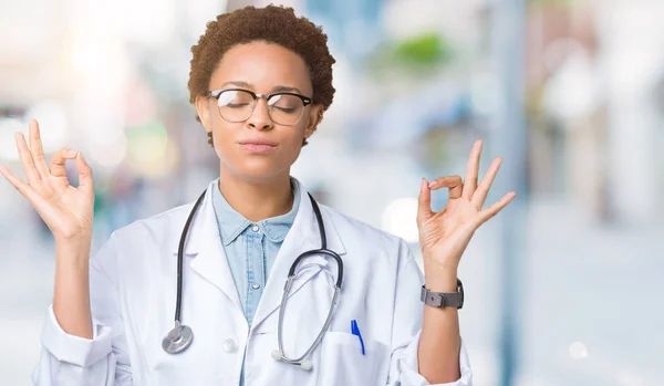 Junge Afrikanisch Amerikanische Ärztin Medizinischem Mantel Über Isoliertem Hintergrund Entspannt — Stockfoto