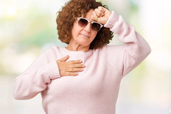 Krásné Prostřední Ager Starší Žena Nosí Růžový Svetr Sluneční Brýle — Stock fotografie