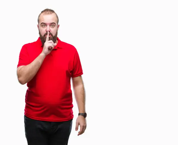 若い白人ヒップ男は唇に指で静かにするように求めて孤立の背景に赤いシャツを着ています 沈黙と秘密の概念 — ストック写真