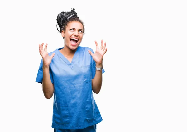 若い孤立した背景を祝う狂牛病で髪アフリカ系アメリカ人女の子専門看護師を編組と腕の成功のためのクレイジー発生し叫んで興奮して目を閉じた 勝者の概念 — ストック写真