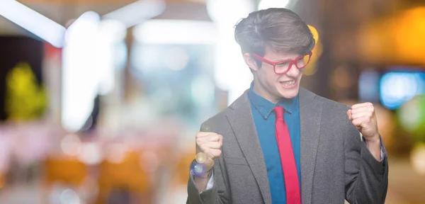 Unga Stiliga Affärsman Röda Glasögon Över Isolerade Bakgrund Mycket Glad — Stockfoto