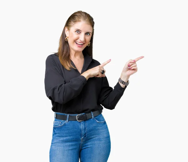笑顔で側に つの手と指で指しているカメラを見て孤立の背景に美しい中年成熟したビジネス女性 — ストック写真