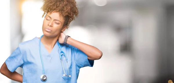 Junge Afrikanisch Amerikanische Ärztin Mit Isoliertem Hintergrund Leidet Unter Nackenschmerzen — Stockfoto